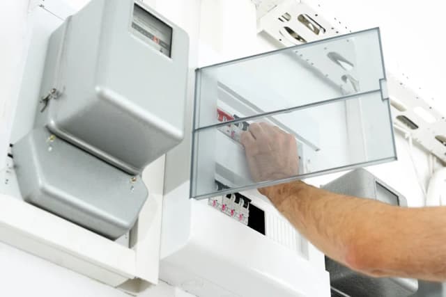 Jak zabudować skrzynkę elektryczną, aby uniknąć nieestetycznego wyglądu? Jak zabudować skrzynkę elektryczną, aby uniknąć nieestetycznego wyglądu?