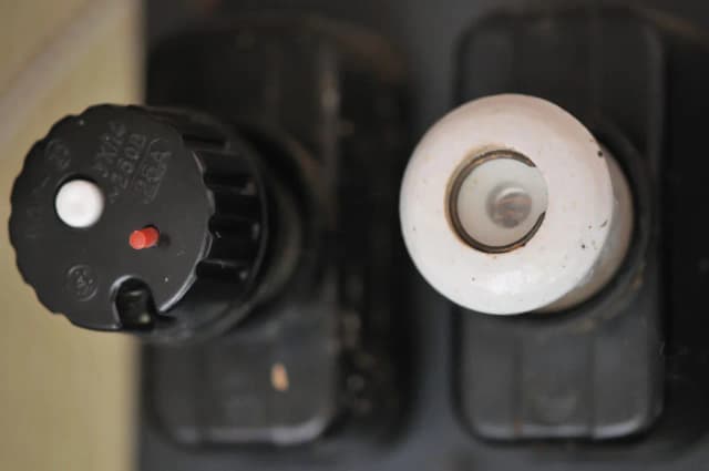 Kiedy bezpiecznik jest włączony? Poznaj kluczowe oznaki działania Kiedy bezpiecznik jest włączony? Poznaj kluczowe oznaki działania